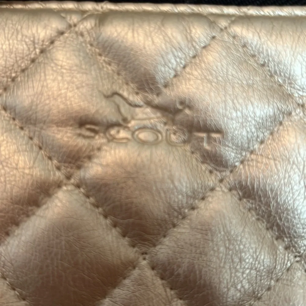 Scout Metallic Gold Quilted Abby Crossbody NWT - Picture 5 of 8